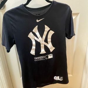 Yankees shirt